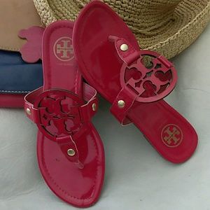 TB RED PATENT SANDALS